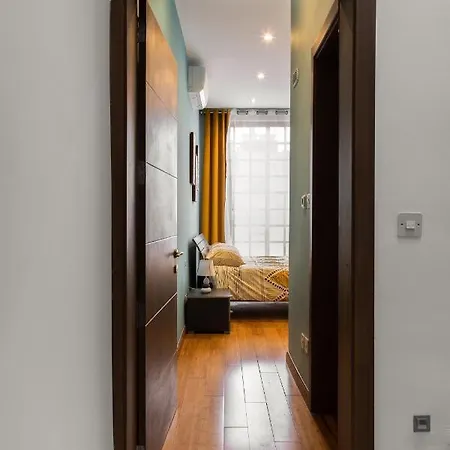 Entire Luxury Townhouse Steps From *