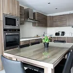 Entire Luxury Townhouse Steps From Дом отдыха