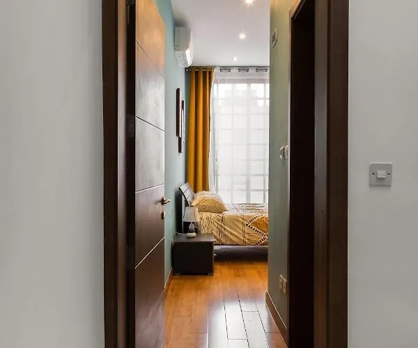 Entire Luxury Townhouse Steps From *