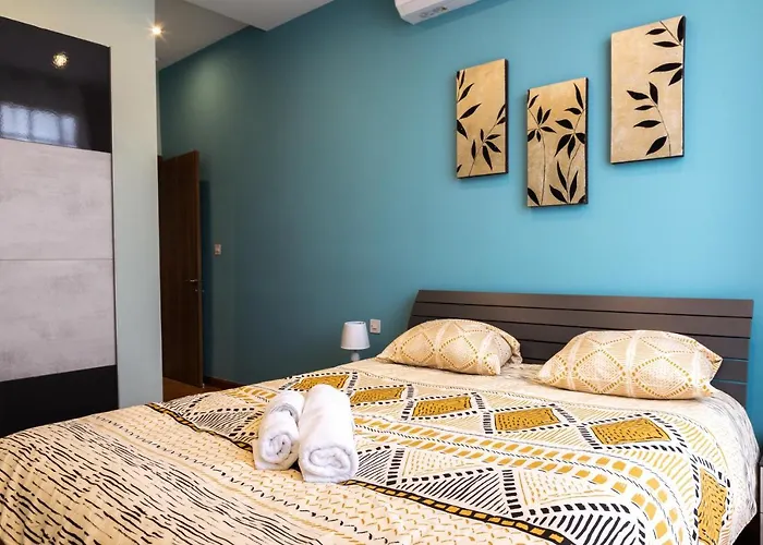 Entire Luxury Townhouse Steps From *